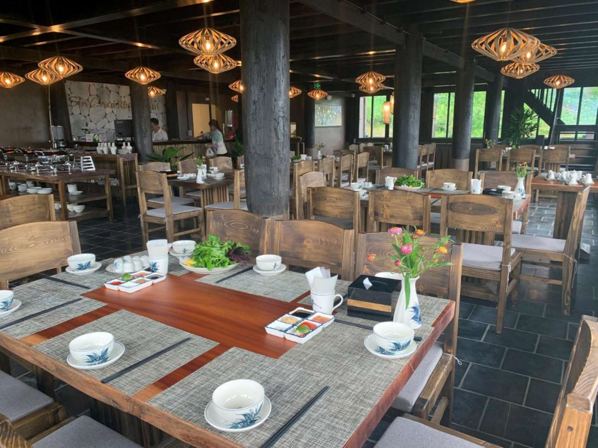 Không gian nhà hàng tại Sin Chai Ecolodge